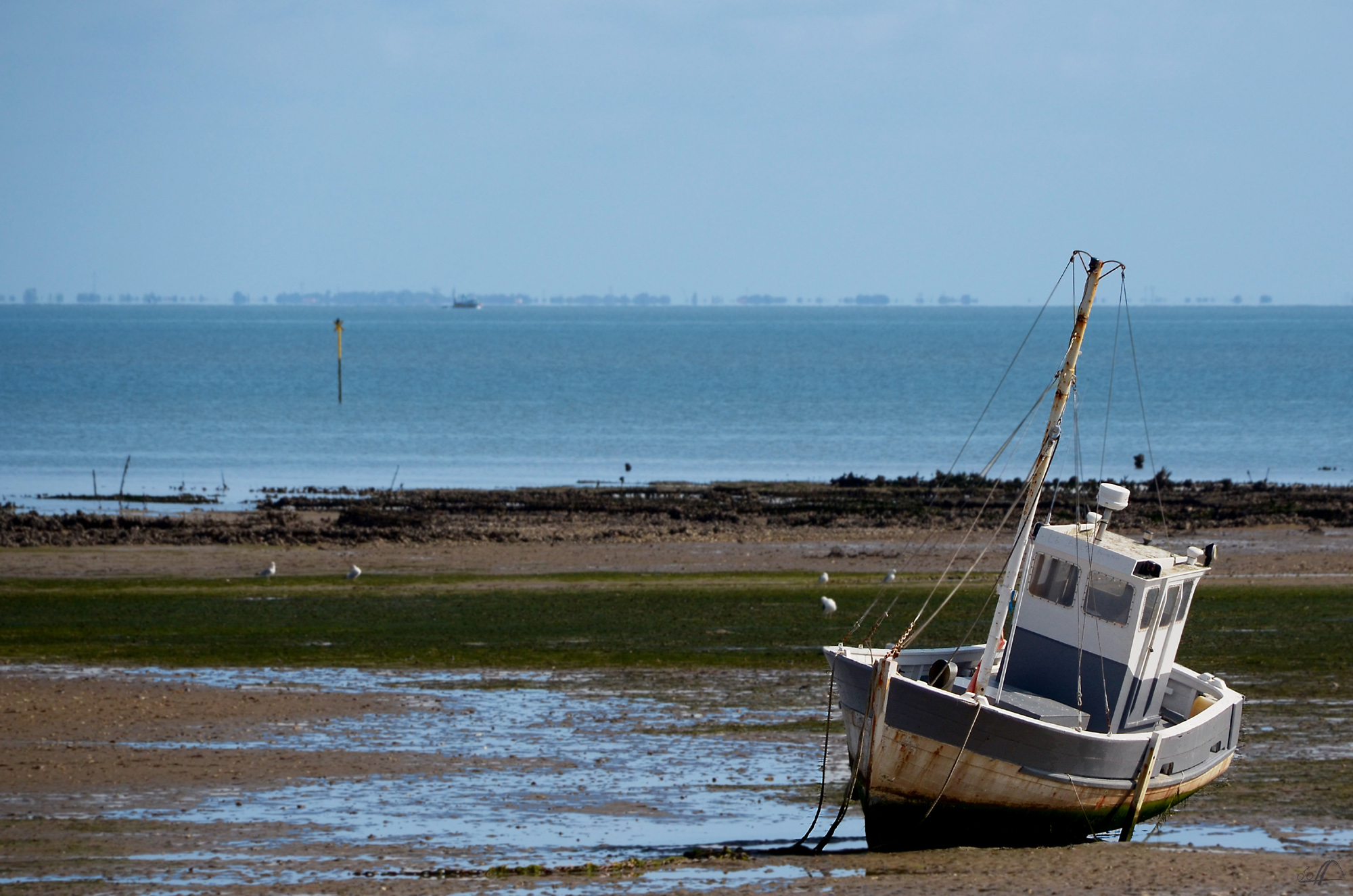trockengefallener Kutter bei Ebbe vor der Ile de Re