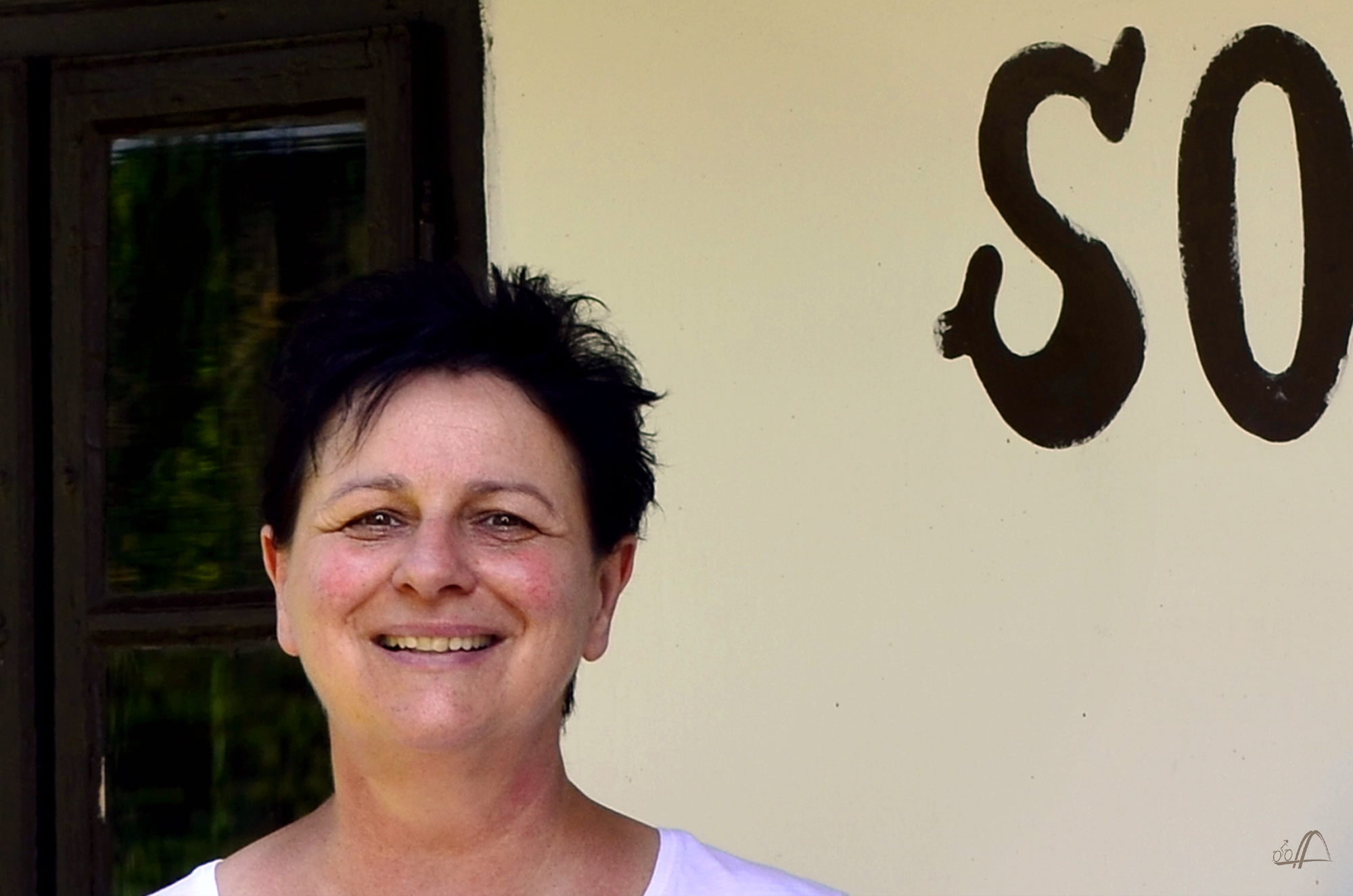 Bal&aacute;zs Maria vor Ihrem Reitergasthof