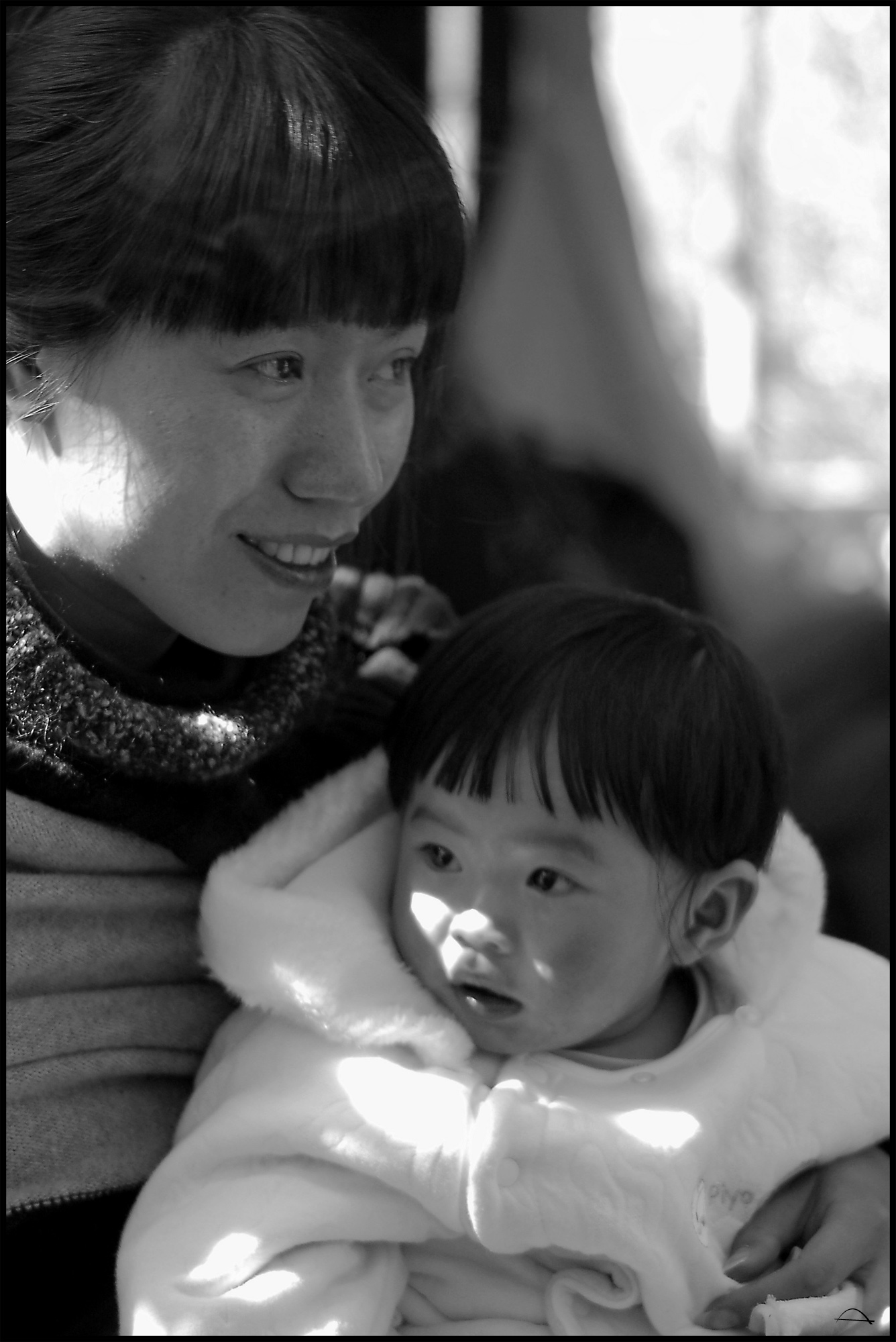 Frau mit Kind in Jade Water Village (Y&ugrave; Shuĭ Zh&agrave;i)