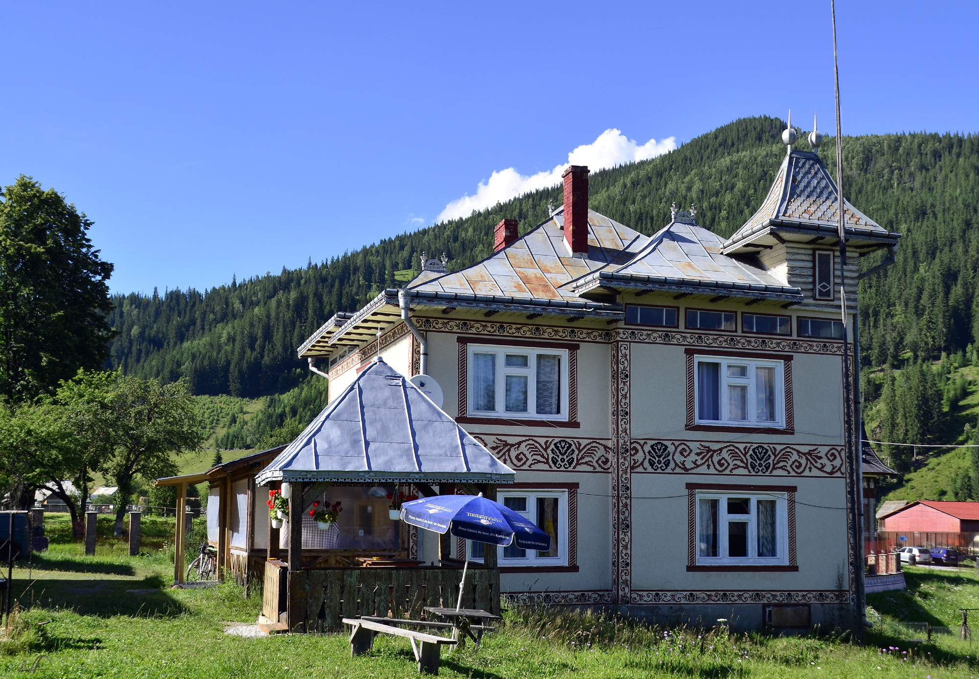 Vladimirs Pension mit orst&uuml;blichem Putzornament